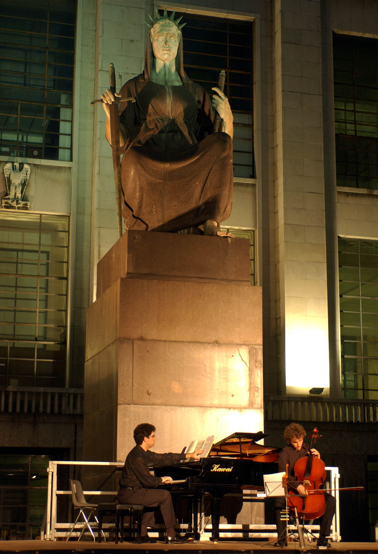 MILANO GIUGNO 2003
CONCERTO DI MUSICA CLASSICA A PALAZZO DI GIUSTIZIA
NELLA FOTO RIJOFF RICCARDO AL PIANO E RADAELLI MARCO AL VIOLONCELLO
FOTO MARIO ROMANO/AG. ALDO LIVERANI