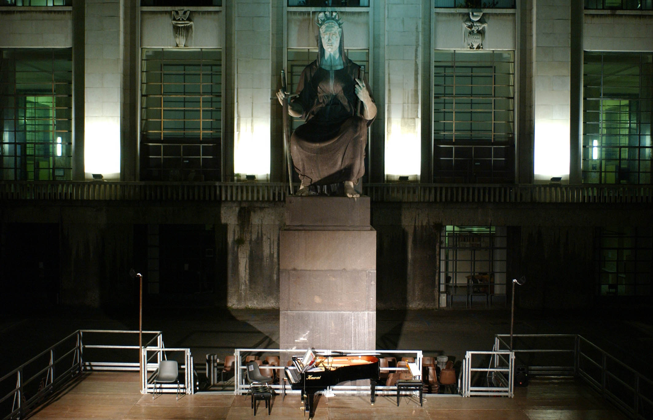 MILANO GIUGNO 2003
CONCERTO DI MUSICA CLASSICA A PALAZZO DI GIUSTIZIA
NELLA FOTO IL PIANO
FOTO MARIO ROMANO/AG. ALDO LIVERANI