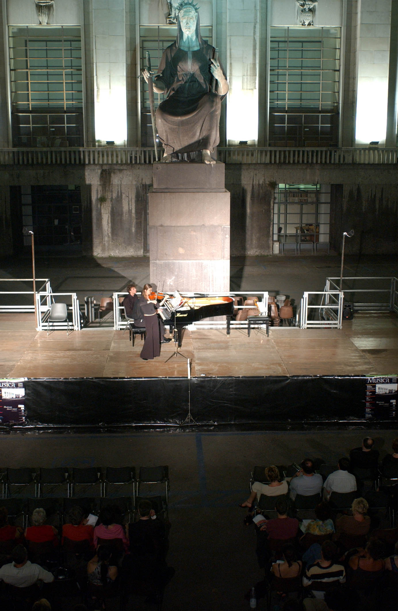 MILANO GIUGNO 2003
CONCERTO DI MUSICA CLASSICA A PALAZZO DI GIUSTIZIA
NELLA FOTO RIJOFF RICCARDO AL PIANO, FACCANI ELENA AL VIOLINO E RADAELLI MARCO AL VIOLONCELLO
FOTO MARIO ROMANO/AG. ALDO LIVERANI