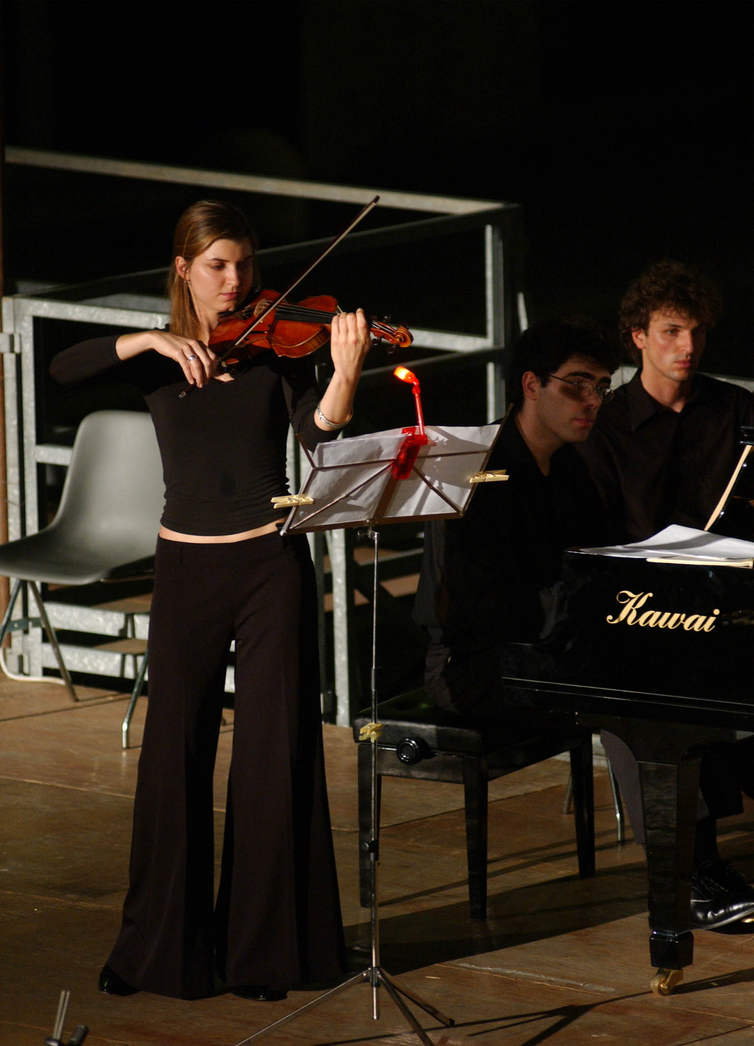 MILANO GIUGNO 2003
CONCERTO DI MUSICA CLASSICA A PALAZZO DI GIUSTIZIA
NELLA FOTO RIJOFF RICCARDO AL PIANO, FACCANI ELENA AL VIOLINO E RADAELLI MARCO AL VIOLONCELLO
FOTO MARIO ROMANO/AG. ALDO LIVERANI