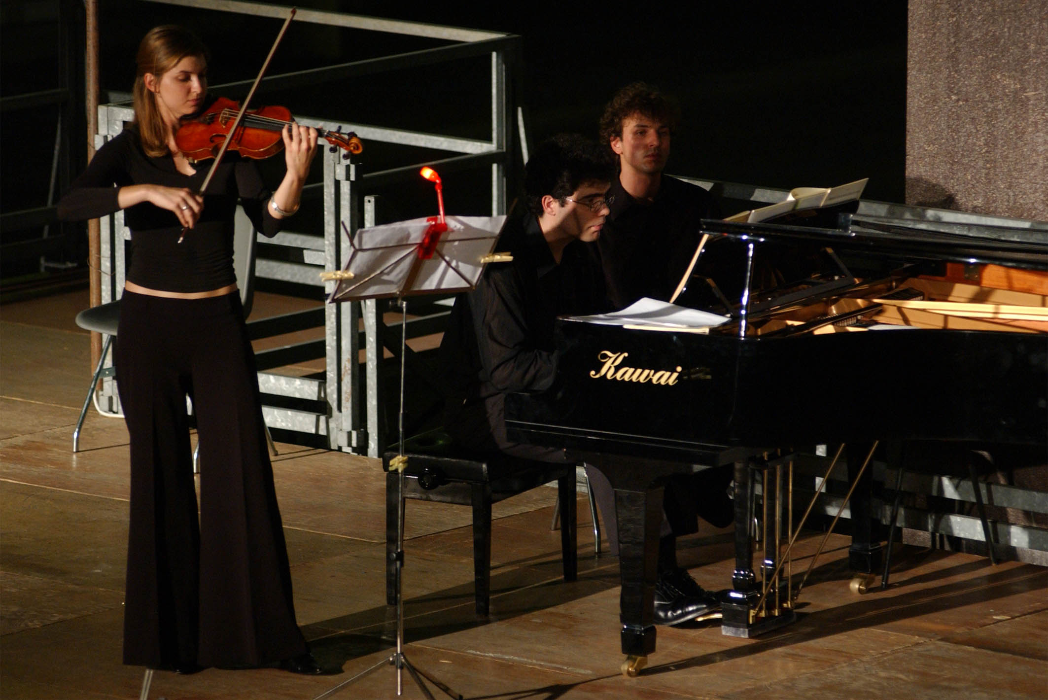 MILANO GIUGNO 2003
CONCERTO DI MUSICA CLASSICA A PALAZZO DI GIUSTIZIA
NELLA FOTO RIJOFF RICCARDO AL PIANO, FACCANI ELENA AL VIOLINO E RADAELLI MARCO AL VIOLONCELLO
FOTO MARIO ROMANO/AG. ALDO LIVERANI
