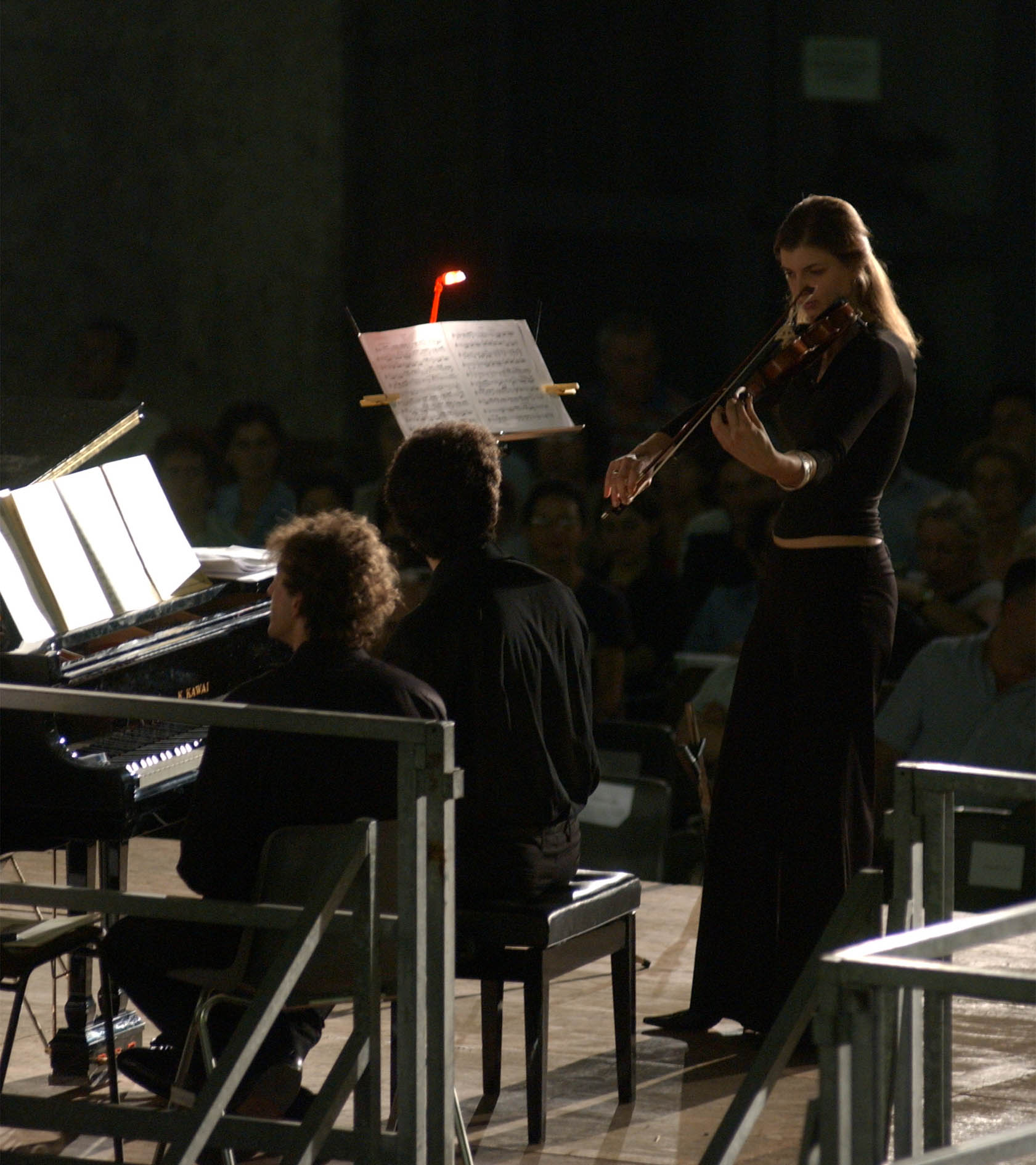 MILANO GIUGNO 2003
CONCERTO DI MUSICA CLASSICA A PALAZZO DI GIUSTIZIA
NELLA FOTO RIJOFF RICCARDO AL PIANO, FACCANI ELENA AL VIOLINO E RADAELLI MARCO AL VIOLONCELLO
FOTO MARIO ROMANO/AG. ALDO LIVERANI