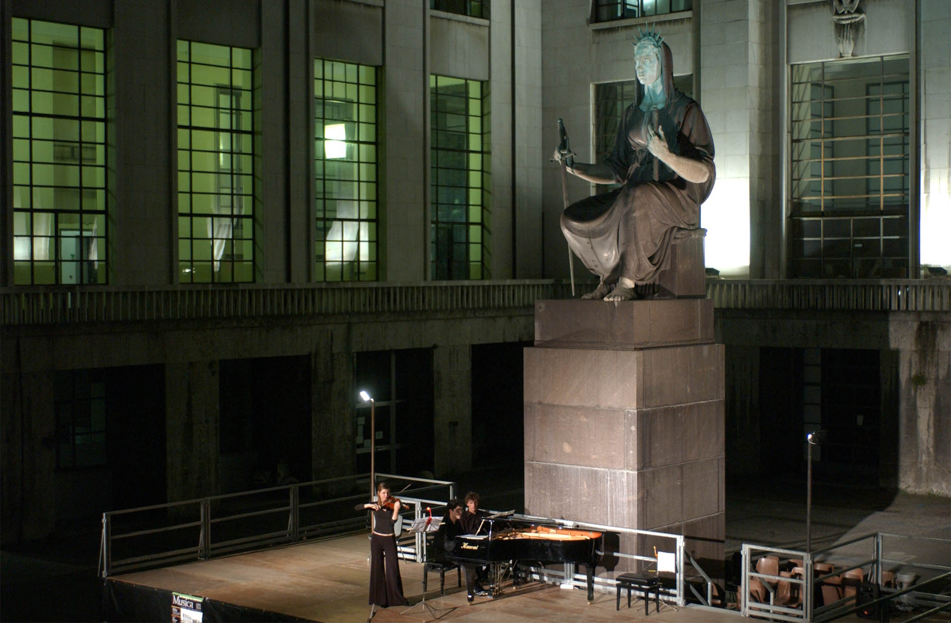 MILANO GIUGNO 2003
CONCERTO DI MUSICA CLASSICA A PALAZZO DI GIUSTIZIA
NELLA FOTO RIJOFF RICCARDO AL PIANO, FACCANI ELENA AL VIOLINO E RADAELLI MARCO AL VIOLONCELLO
FOTO MARIO ROMANO/AG. ALDO LIVERANI