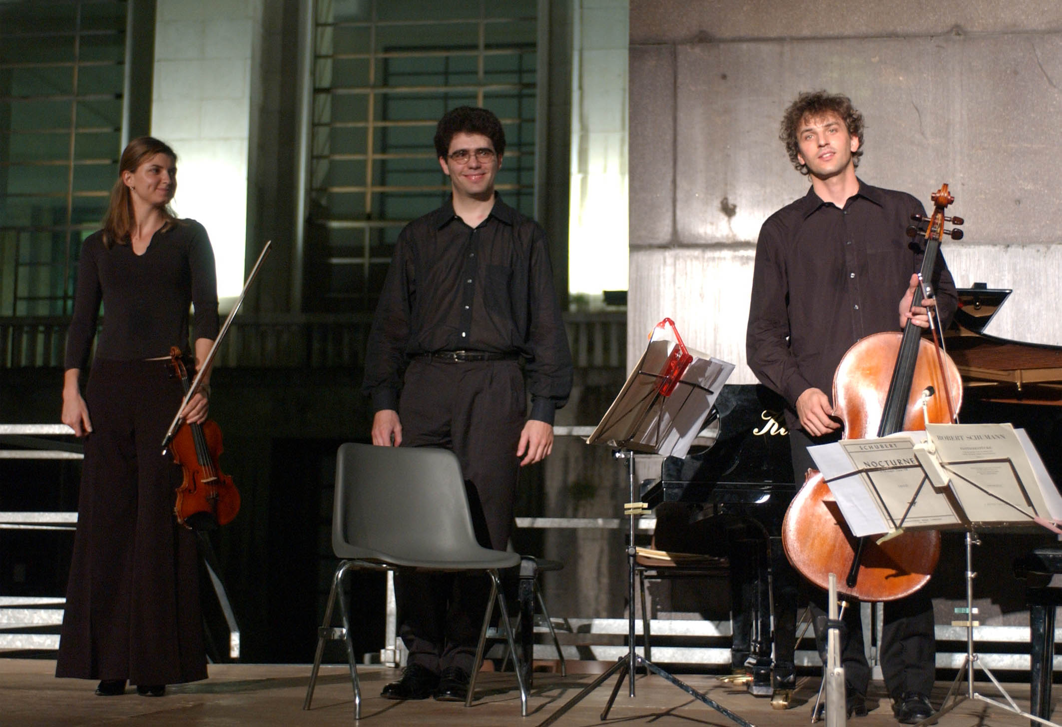 MILANO GIUGNO 2003
CONCERTO DI MUSICA CLASSICA A PALAZZO DI GIUSTIZIA
NELLA FOTO RIJOFF RICCARDO AL PIANO, FACCANI ELENA AL VIOLINO E RADAELLI MARCO AL VIOLONCELLO
FOTO MARIO ROMANO/AG. ALDO LIVERANI