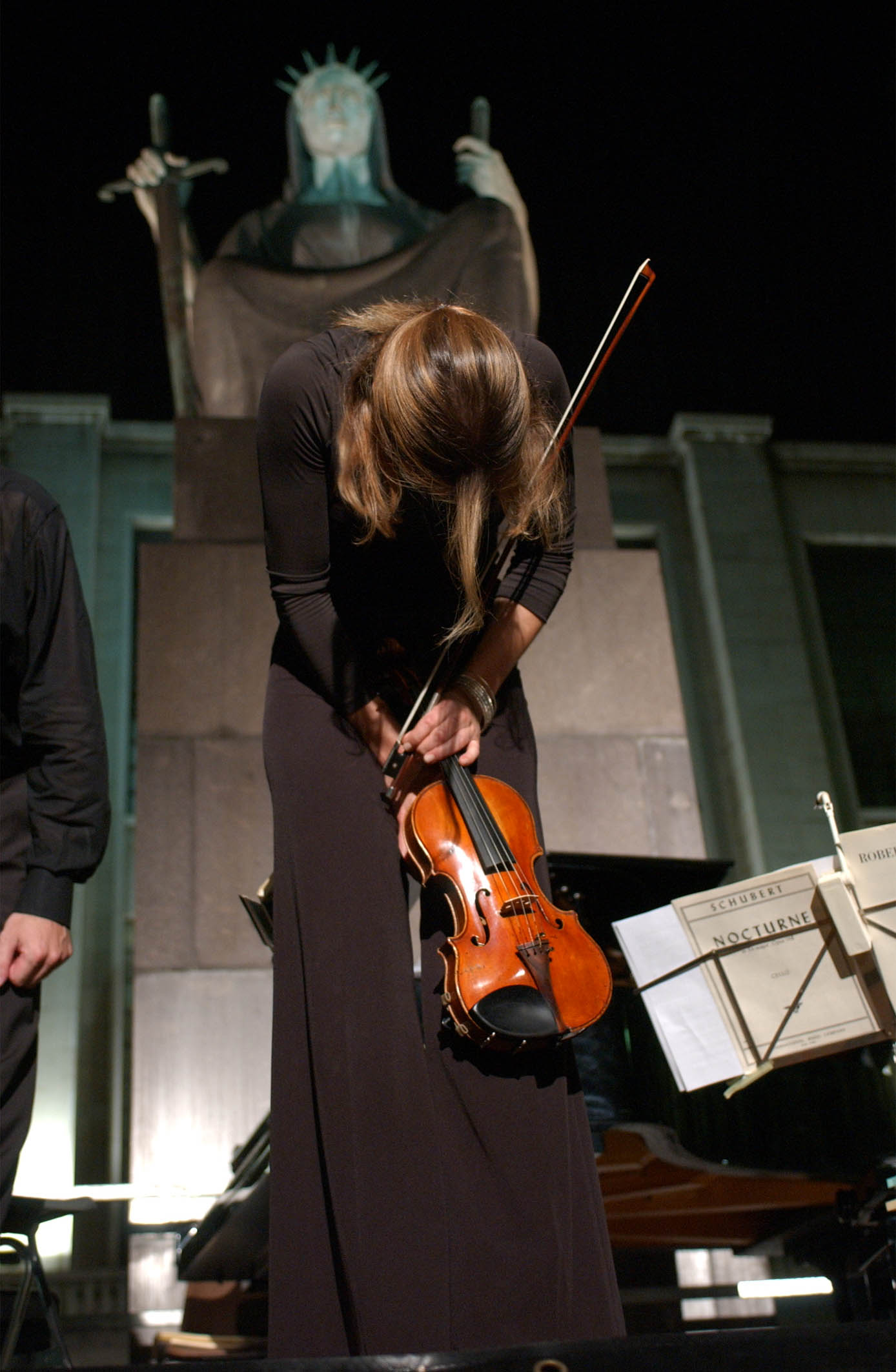 MILANO GIUGNO 2003
CONCERTO DI MUSICA CLASSICA A PALAZZO DI GIUSTIZIA
NELLA FOTO LA VIOLINISTA FACCANI ELENA
FOTO MARIO ROMANO/AG. ALDO LIVERANI