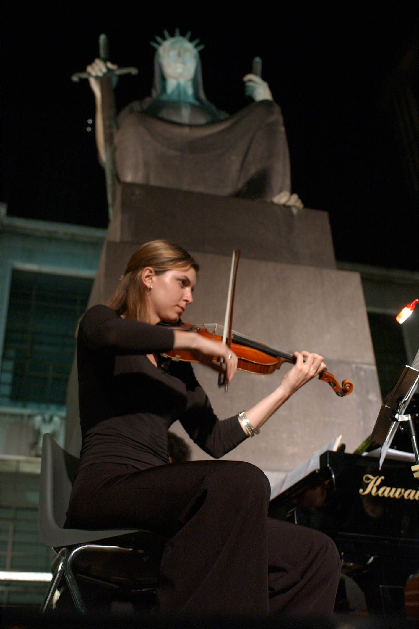 MILANO GIUGNO 2003
CONCERTO DI MUSICA CLASSICA A PALAZZO DI GIUSTIZIA
NELLA FOTO LA VIOLINISTA FACCANI ELENA
FOTO MARIO ROMANO/AG. ALDO LIVERANI