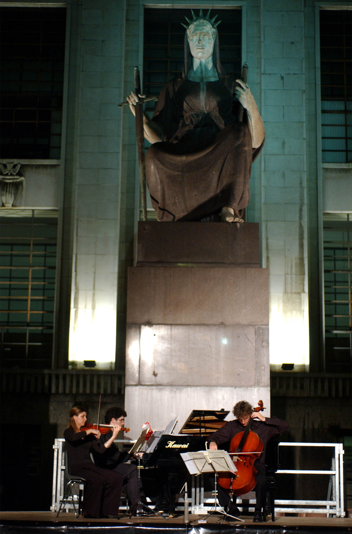 MILANO GIUGNO 2003
CONCERTO DI MUSICA CLASSICA A PALAZZO DI GIUSTIZIA
NELLA FOTO RIJOFF RICCARDO AL PIANO, FACCANI ELENA AL VIOLINO E RADAELLI MARCO AL VIOLONCELLO
FOTO MARIO ROMANO/AG. ALDO LIVERANI