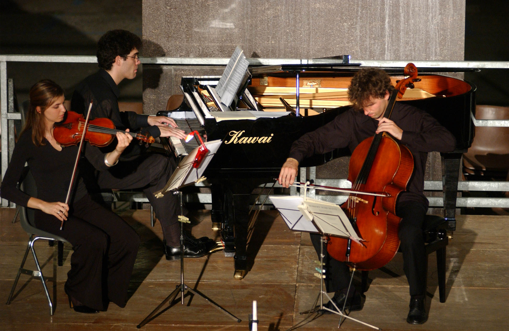 MILANO GIUGNO 2003
CONCERTO DI MUSICA CLASSICA A PALAZZO DI GIUSTIZIA
NELLA FOTO RIJOFF RICCARDO AL PIANO, FACCANI ELENA AL VIOLINO E RADAELLI MARCO AL VIOLONCELLO
FOTO MARIO ROMANO/AG. ALDO LIVERANI