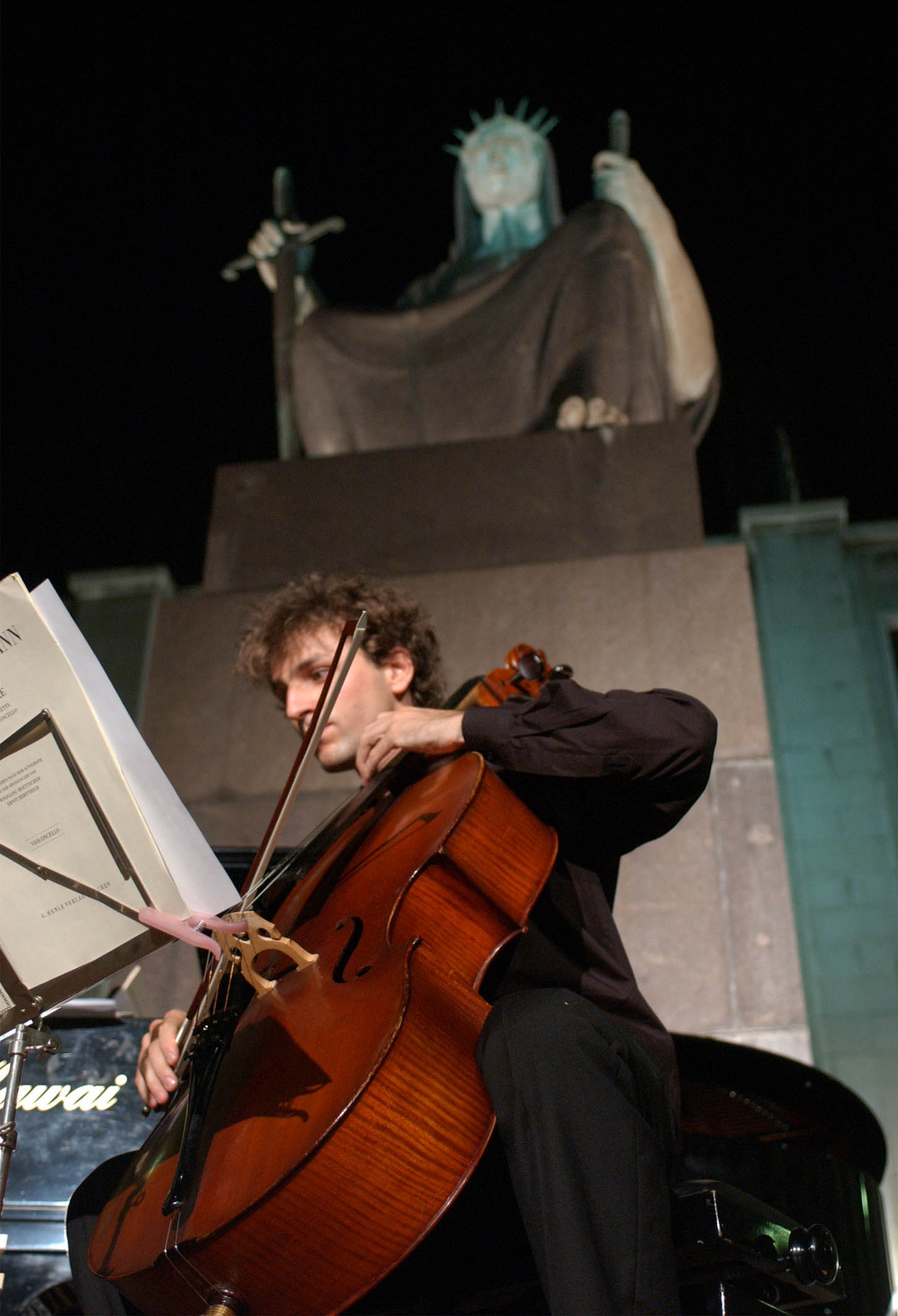 MILANO GIUGNO 2003
CONCERTO DI MUSICA CLASSICA A PALAZZO DI GIUSTIZIA
NELLA FOTO RADAELLI MARCO AL VIOLONCELLO
FOTO MARIO ROMANO/AG. ALDO LIVERANI