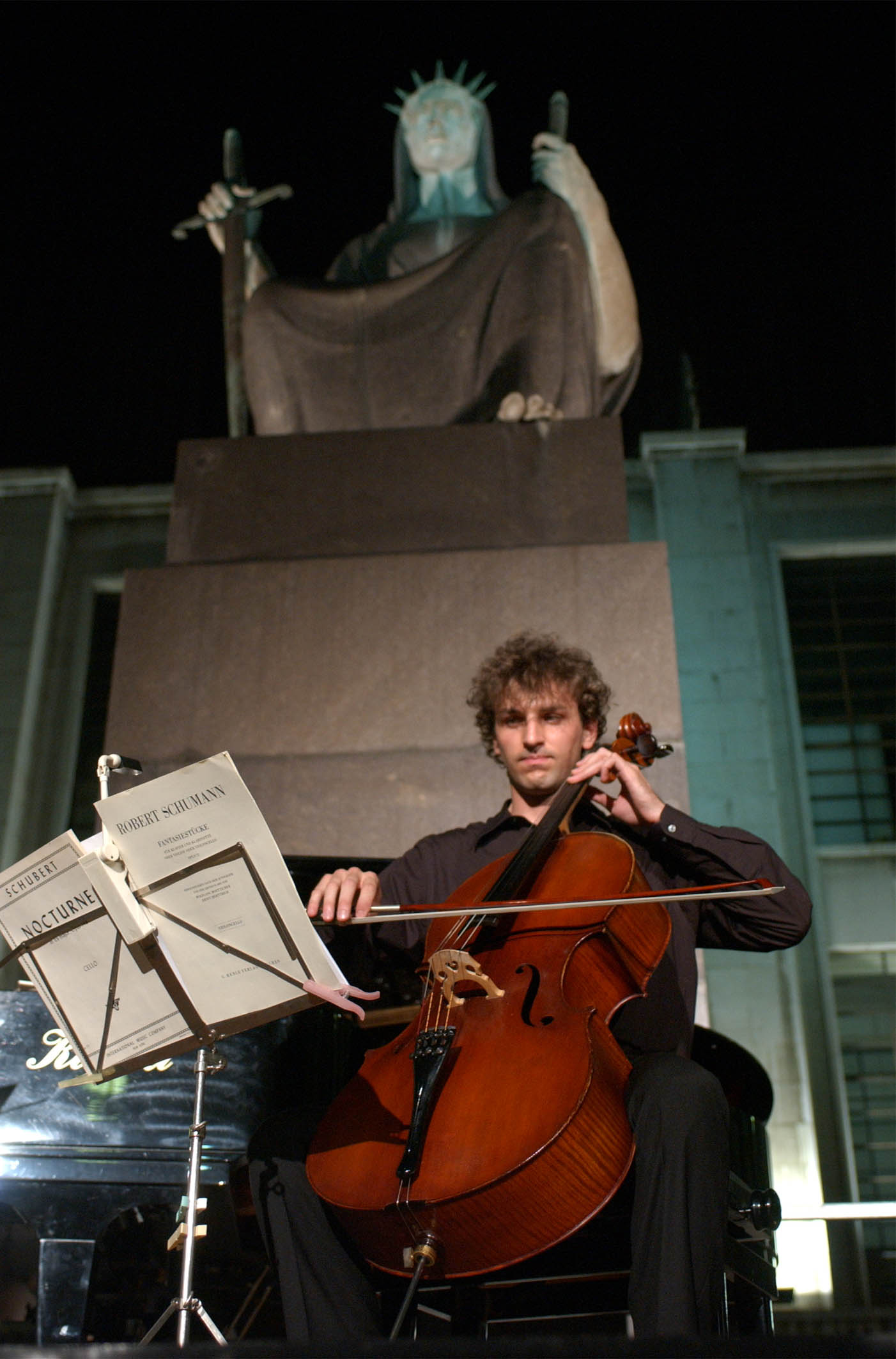 MILANO GIUGNO 2003
CONCERTO DI MUSICA CLASSICA A PALAZZO DI GIUSTIZIA
NELLA FOTO IL VIOLONCELLISTA RADAELLI MARCO
FOTO MARIO ROMANO/AG. ALDO LIVERANI